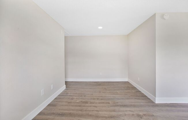 2 beds, 1 bath, 614 sqft, $1,499, Unit Ren705