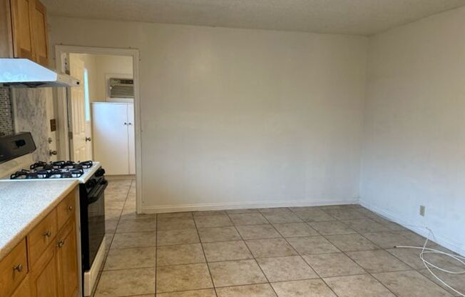 2 beds, 1 bath, 600 sqft, $2,500, Unit B