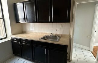 2 beds, 1 bath, $2,000, Unit 04