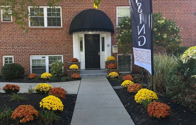 2 beds, 1 bath, 930 sqft, $1,620, Unit C005