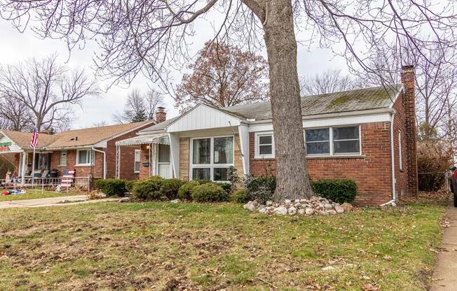 2000 WOODSIDE DR