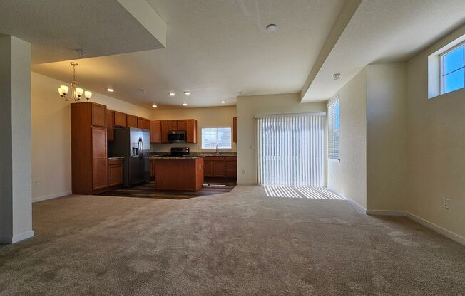 Like new 2Bed, 2.5 Bath with Den/Office Townhome