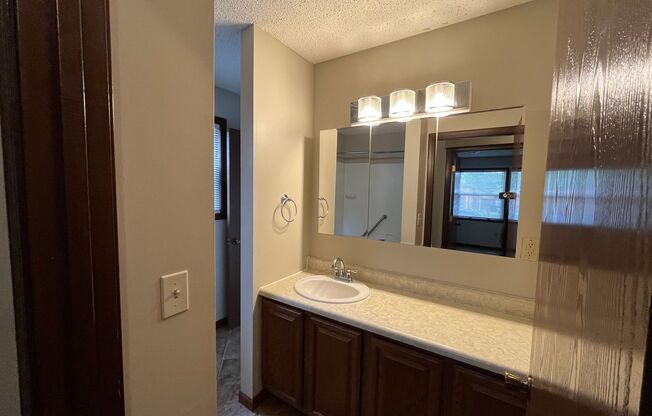 2 beds, 1 bath, $1,100, Unit Unit A