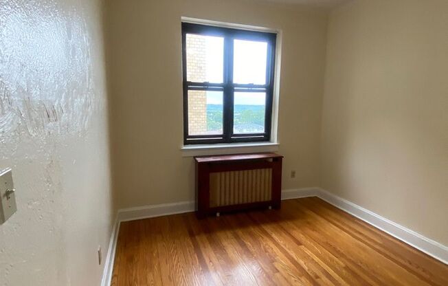 2 beds, 1 bath, $2,300, Unit B42