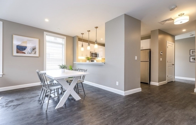 2 beds, 2 baths, 1,000 sqft, $3,350, Unit 412