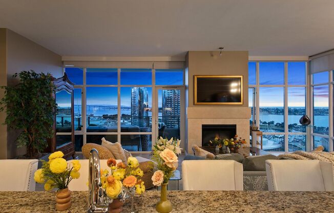 **PRIME LOCATION THE PINNACLE MARINA TOWER **DOWNTOWN SD*** LUXURY LIVING**A MUST SEE***