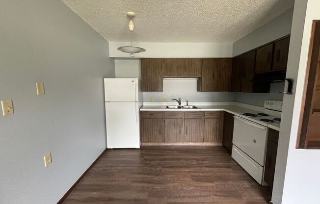 2 beds, 1 bath, 660 sqft, $555, Unit Unit 4B