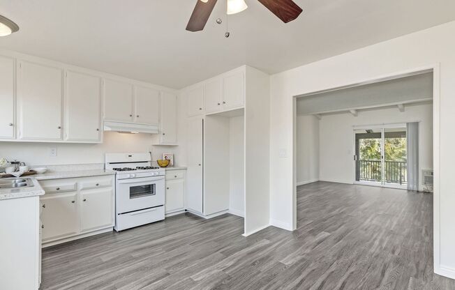 2 beds, 1 bath, 935 sqft, $2,600, Unit 30