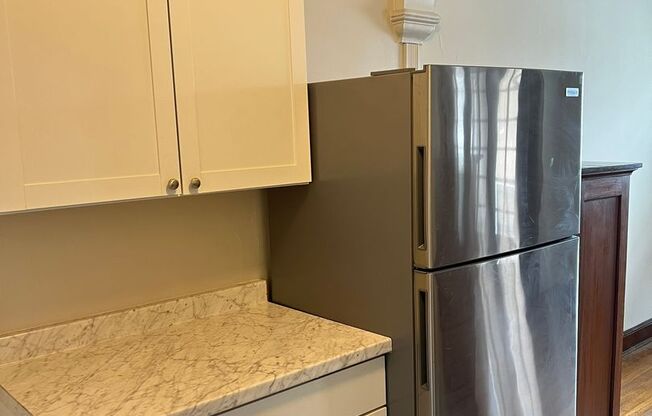 Studio, 1 bath, 550 sqft, $995, Unit 22