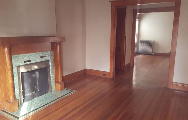 3 beds, 1 bath, $2,600, Unit 08