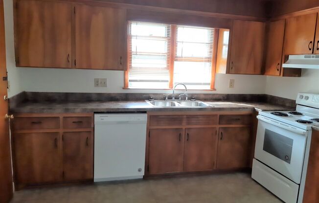 2 beds, 1 bath, 903 sqft, $1,290, Unit A-2