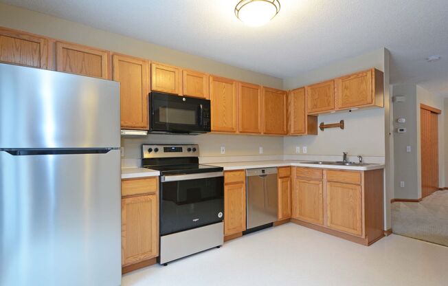 Available 03/01 2BD Woodbury Townhome Near Lakes, Trails Shopping & More!