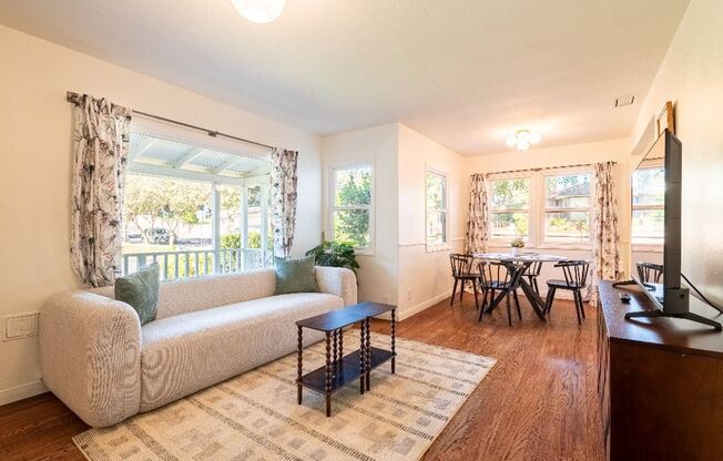 Charming Bungalow with King Size Bed