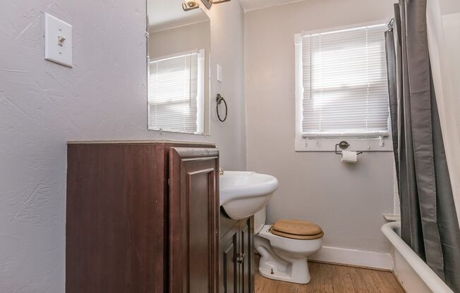 2 beds, 1 bath, $995