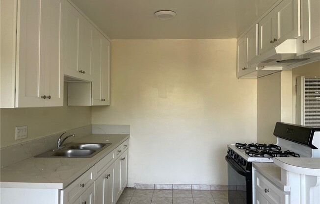 2 beds, 1 bath, 700 sqft, $2,100, Unit 4