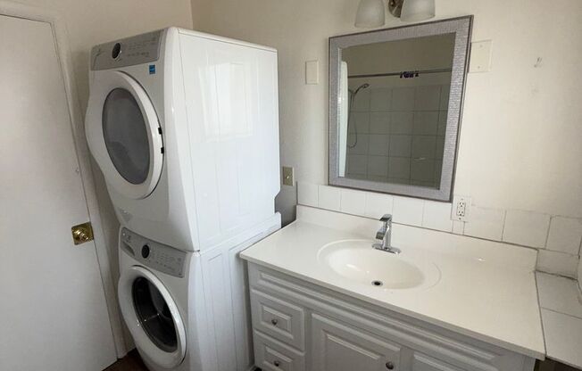 1Bedroom RENOVATED Duplex With Washer/Dryer