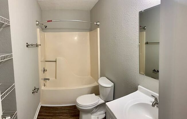 1 bed, 1 bath, $600, Unit H07