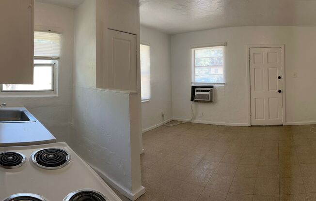 Cozy 2 Bedroom, 1 Bath Apartment in Charming Sarasota Duplex