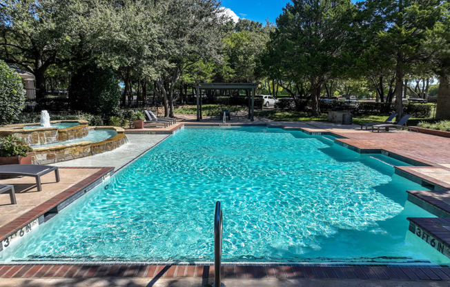 swimming pool with a fountain at Stoneleigh on Spring Creek apartments