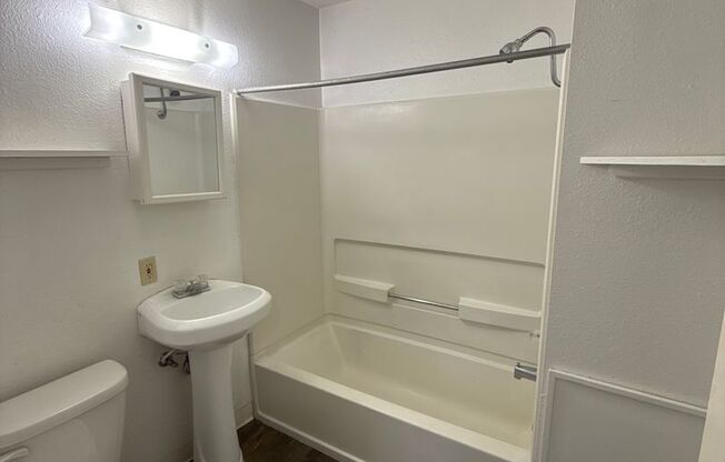 1 bed, 1 bath, $600, Unit 213