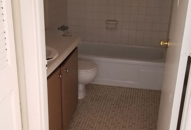 1 bed, 1 bath, $1,125, Unit 1655 S Ridgewood Ave Unit 121