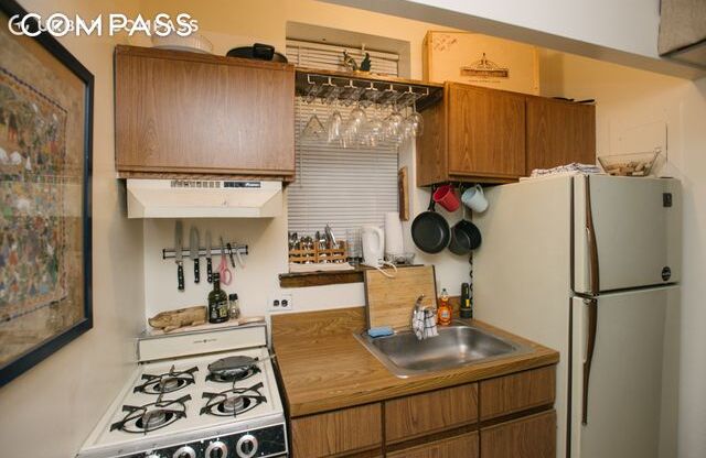 126 E 83 ST