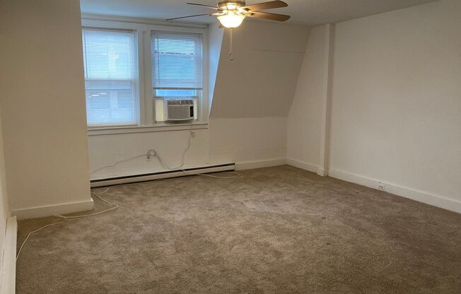 1 bed, 1 bath, 700 sqft, $1,249, Unit 38-5