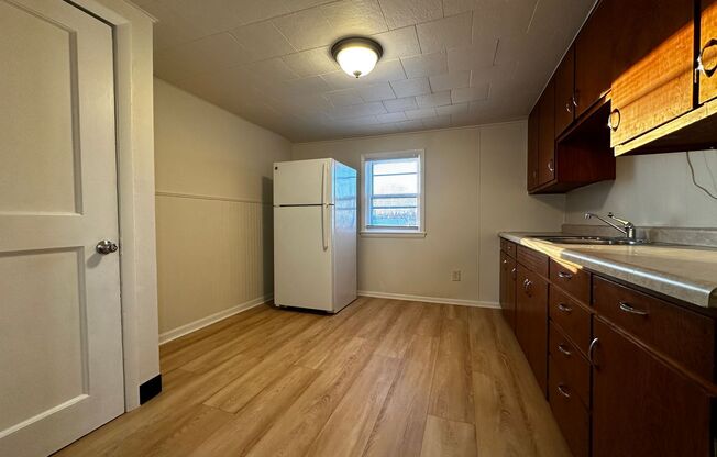 1 bed, 1 bath, $745, Unit Upper