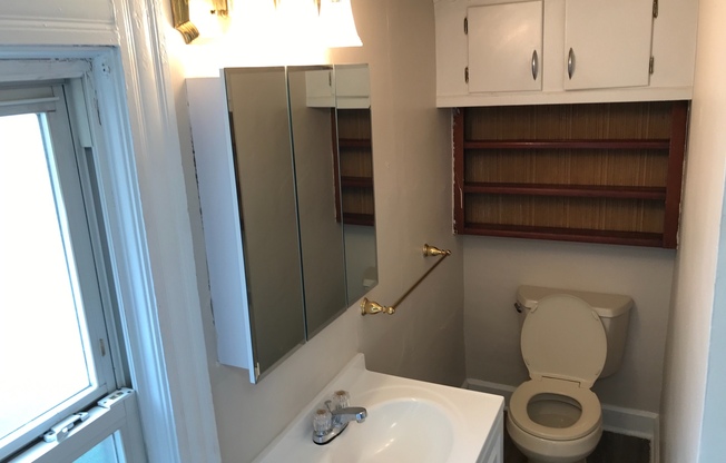 2 beds, 1 bath, 900 sqft, $750, Unit Up