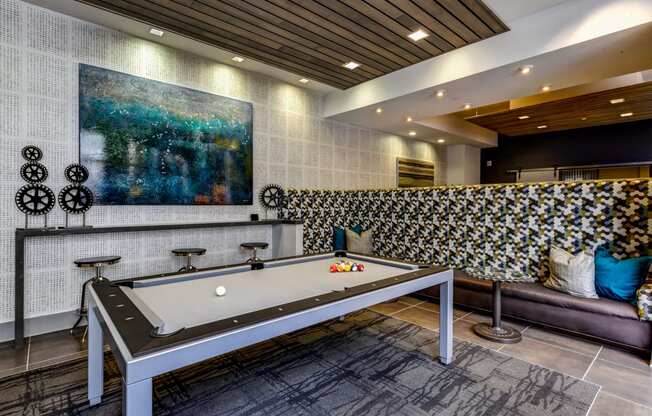 additional photo for property listing at chic digs with room to stretch out in the village 22 car