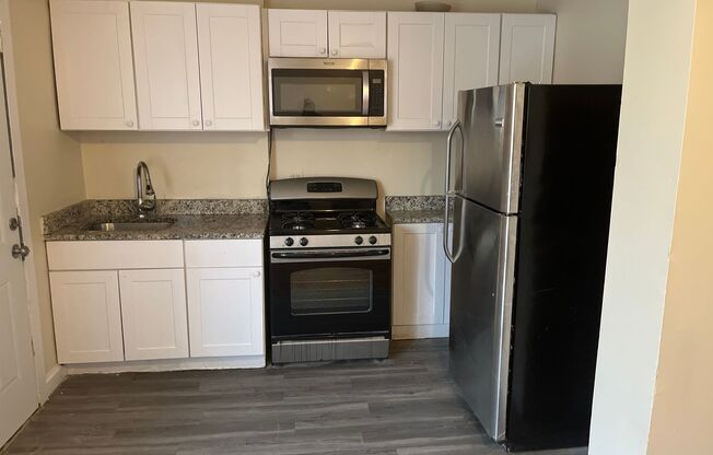 One bedroom one bathroom apartment with heat included