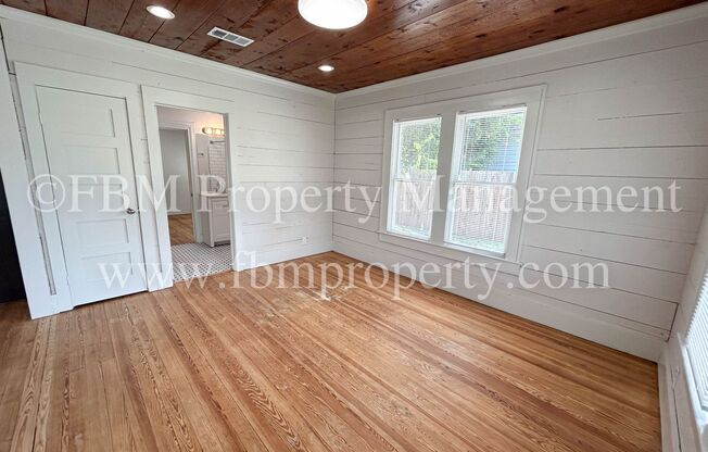 2 beds, 1 bath, $1,600