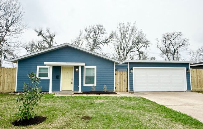 Awesome Recent Construction ! Cute 3/2/2 in Lake Jackson!