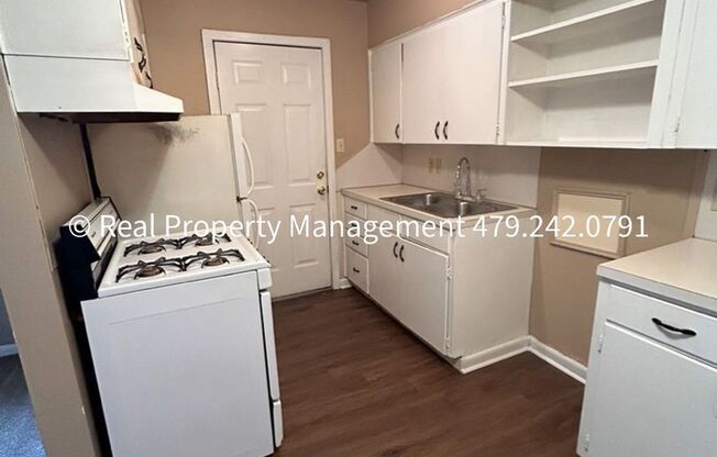 2 beds, 1 bath, 795 sqft, $600, Unit Apt - 2