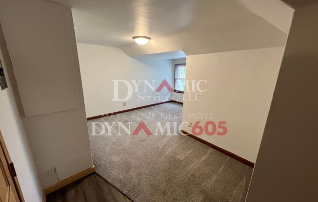 Upper Level 1 Bedroom Apartment Downtown - Tenant Pays Electric Only