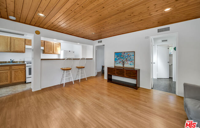 921 ROSCOMARE RD