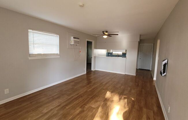 2 beds, 1 bath, 947 sqft, $1,100, Unit Unit 122