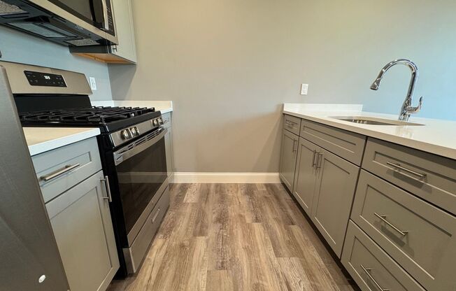 2 beds, 1 bath, 820 sqft, $2,800, Unit 214