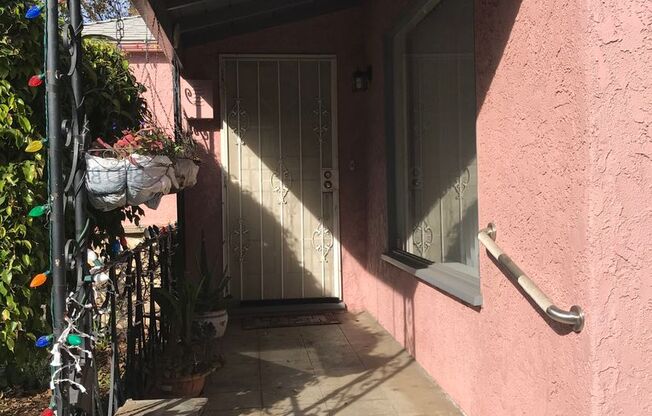 Front 2 Bedroom 2 Bathroom Burbank Home! Ready for Move In!