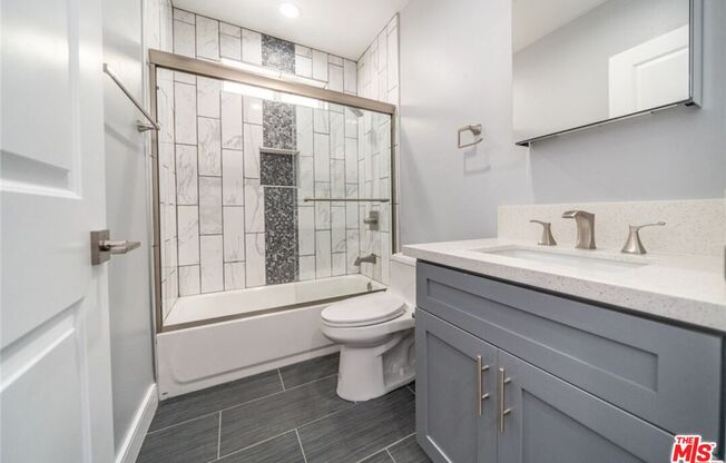 233 E 28 ST