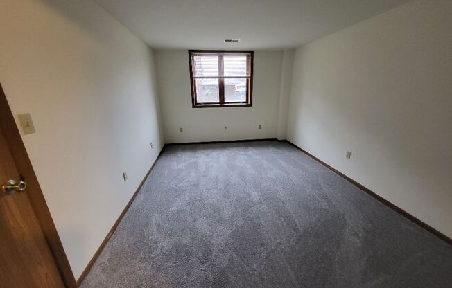 1 bed, 1 bath, 1,000 sqft, $1,275, Unit 09