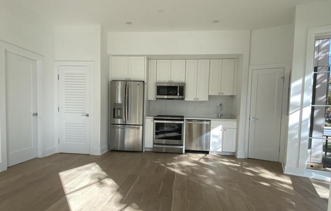 Studio, 1 bath, 414 sqft, $1,900, Unit 302