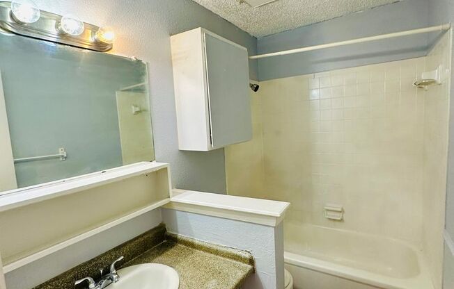 2 beds, 1.5 baths, 992 sqft, $780, Unit 215E