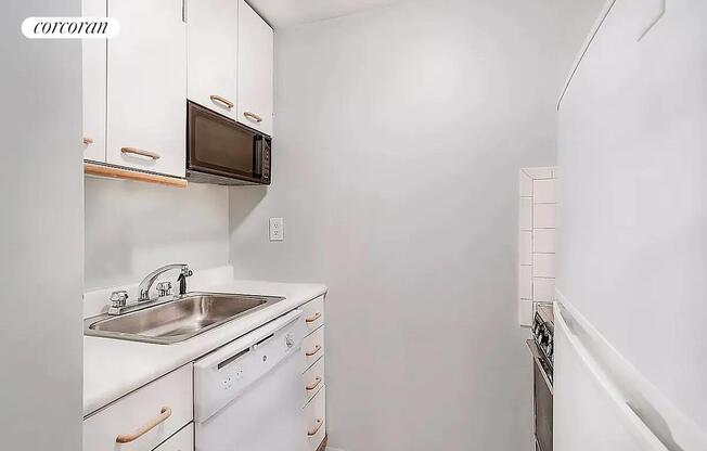 Studio, 1 bath, 430 sqft, $3,500, Unit 4BB