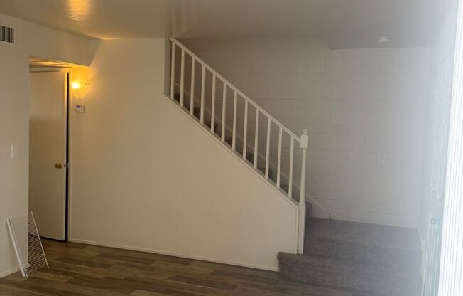 2 beds, 1.5 baths, 941 sqft, $950, Unit J11