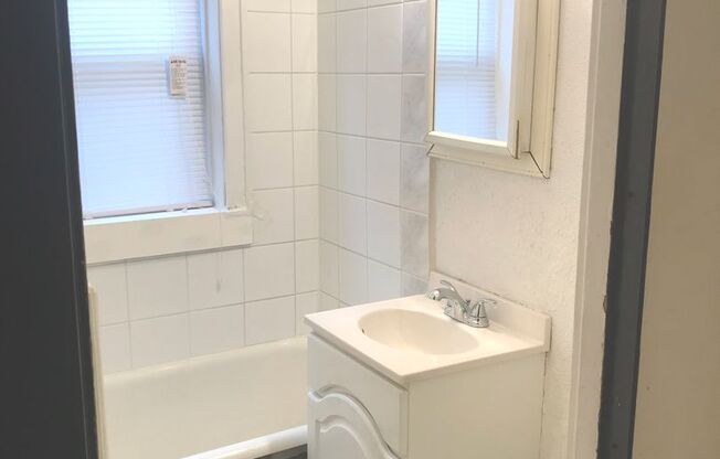 Studio, 1 bath, $795, Unit 04