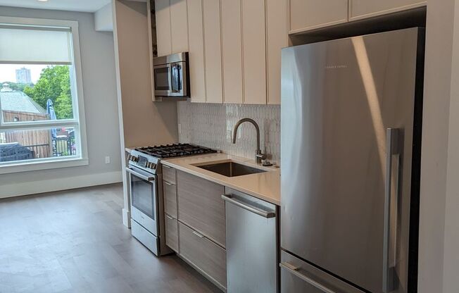 2 beds, 1 bath, $3,200, Unit 308