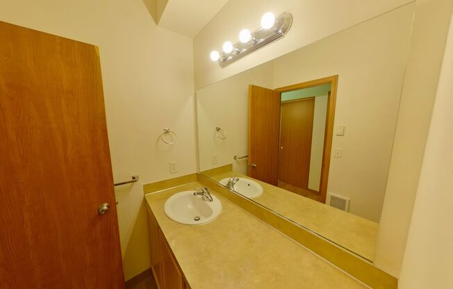 3 beds, 2 baths, $2,400, Unit 301