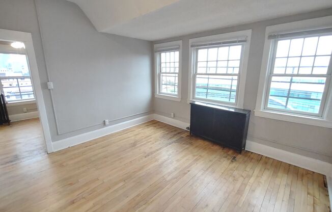 2 beds, 1 bath, 639 sqft, $1,200, Unit 060