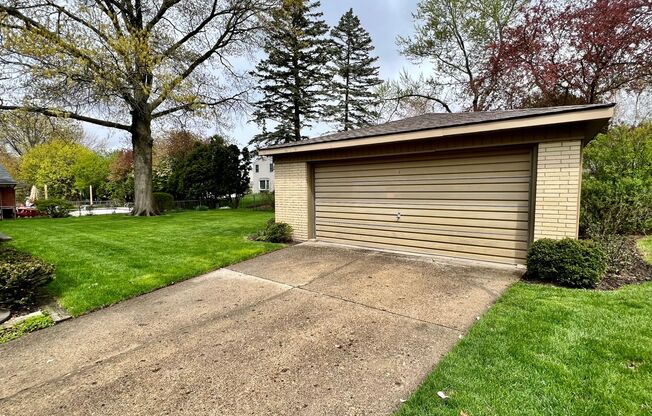 1837 Onaway SE- Indian village! Water Included